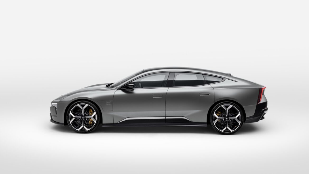 En silverfärgad Polestar 5 på en vit bakgrund.