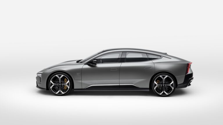 En silverfärgad Polestar 5 på en vit bakgrund.