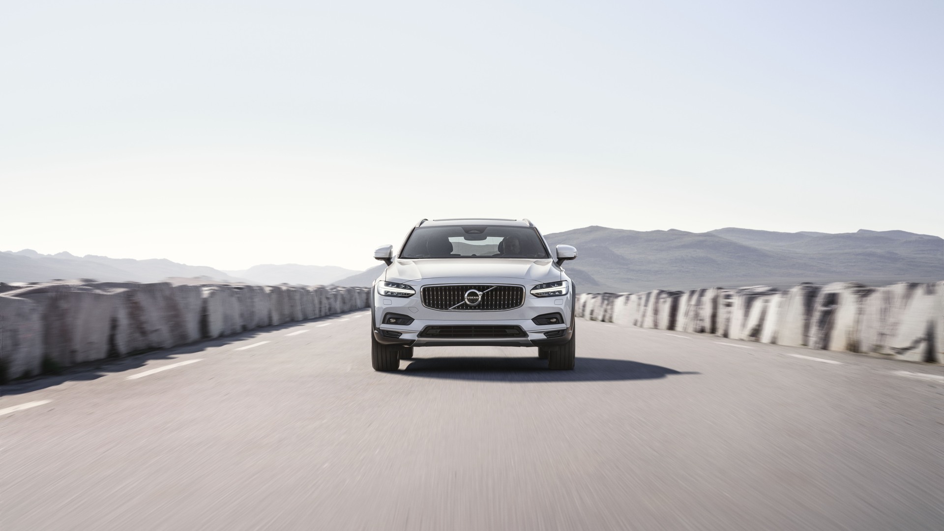 Volvo V90 men två olika teman - Bright med kromade detaljer eller Dark med blanksvarta inslag