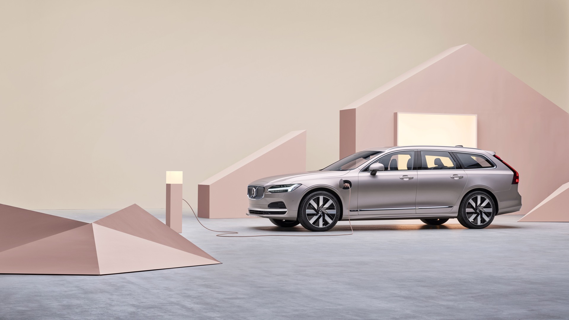 Med Volvo V90 laddhybrid får du kraften från elkörning och den dynamiska känslan du förväntar dig