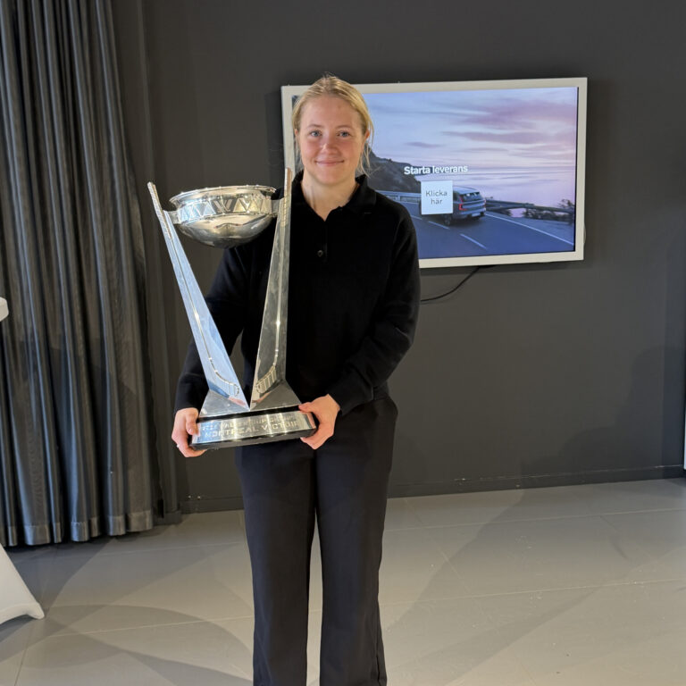 Lina Ljungblom visar upp Walter Cup-pokalen under sitt besök hos Brandt i Skövde