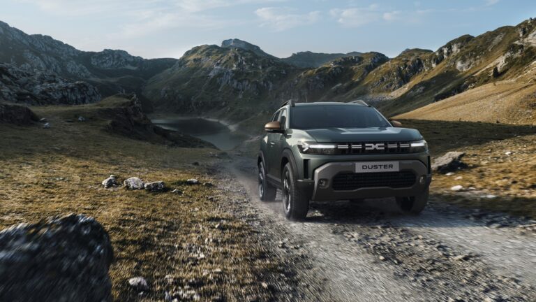 Nya Dacia Duster kör på en grusväg