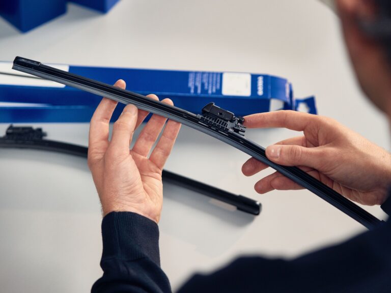 Byt dina torkarblad gärna vår och höst för säkrare körning.