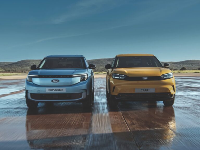 Vy av en Ford Explorer och en Ford Capri framifrån utomhus, tillgänglig för privatleasing.