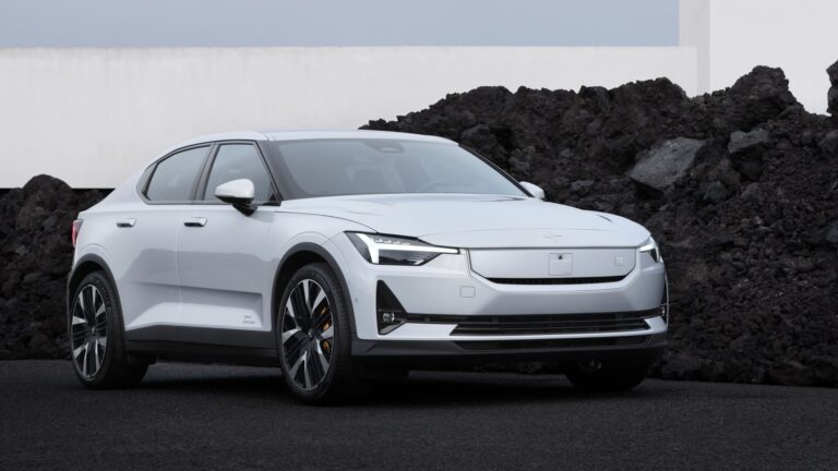 Vy framifrån av en Polestar 2 parkerad utomhus, tillgänglig för privatleasing
