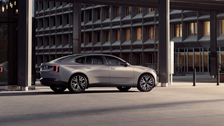Sidovy av en Volvo ES90 parkerad utomhus, tillgänglig för privatleasing